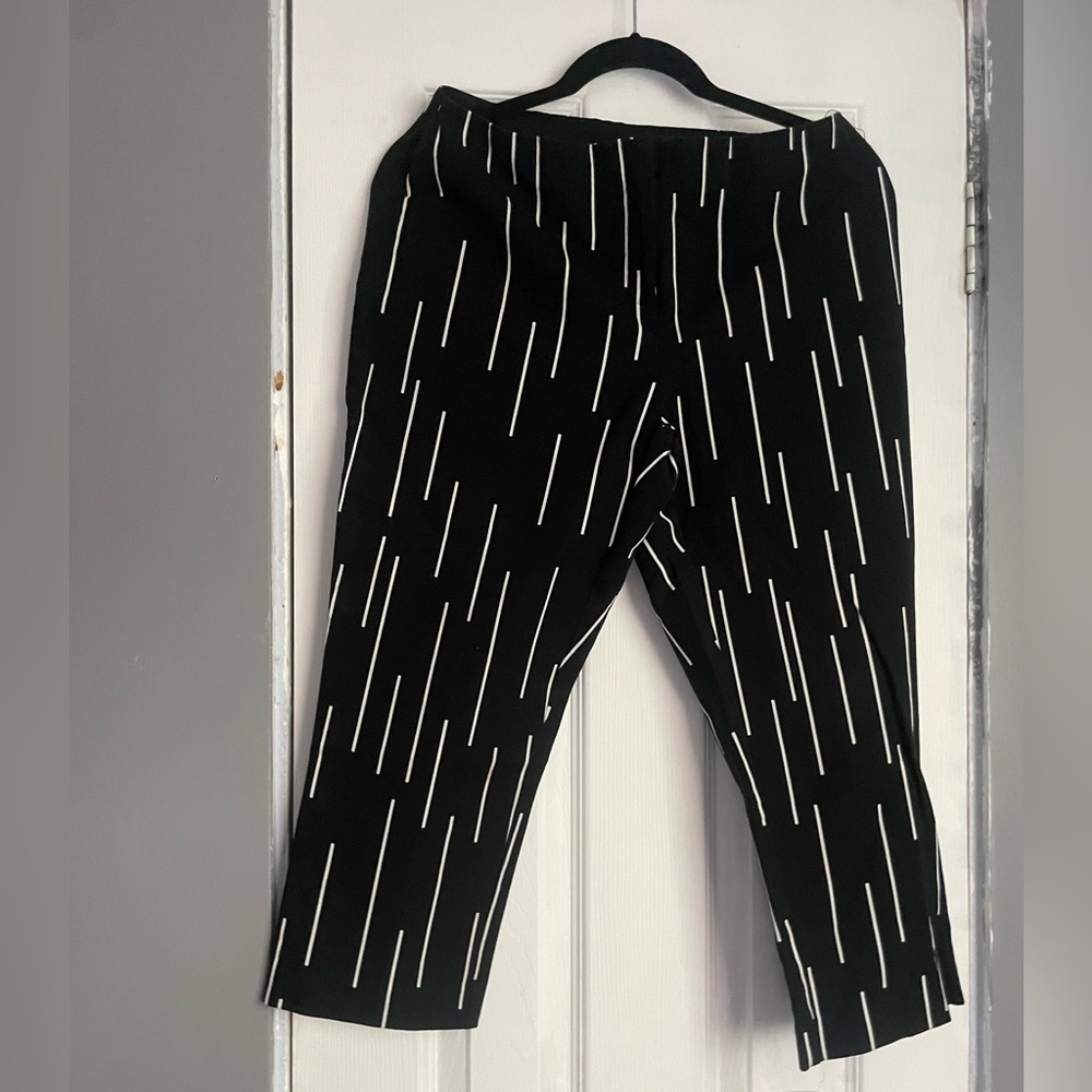 Afani capri color: black and white stripes